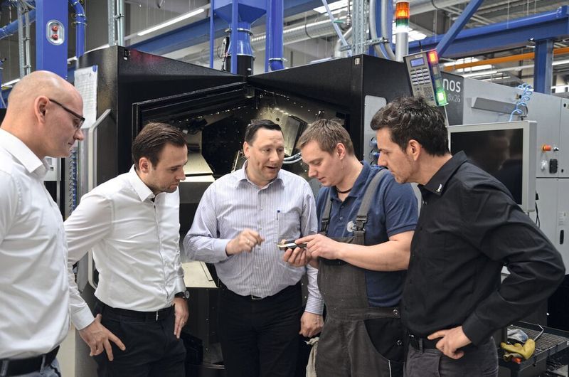 Von den Vorteilen überzeugt (v. l.): Sebastian Palik, Beratung und Verkauf, und Jonas von Kahlden, Produktspezialist Drehen (beide Iscar), Geschäftsführer Volkmar Sauer und Maschineneinrichter Matthias Paufler (beide Susa) und Stefan Bayer, Anwendungstechnik und Beratung beim Werkzeughersteller Iscar. (Iscar)