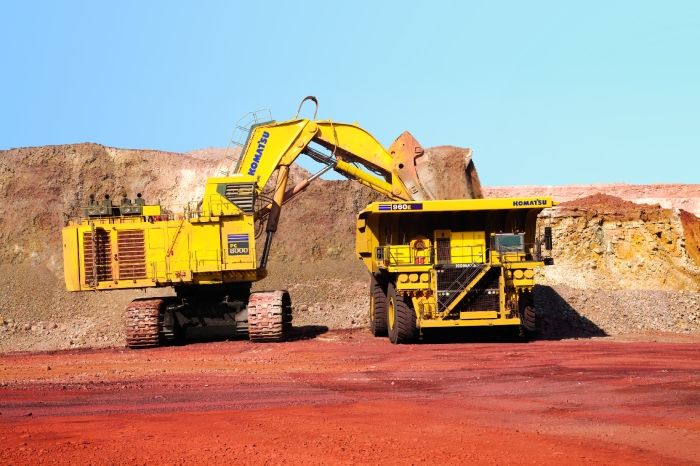 Der Hochlöffelbagger Komatsu PC 8000-6 landet mit seinen 752 Tonnen auf Platz 7 der größten Bagger der Welt. Mit knapp 17 Metern ist der Japaner etwa doppelt so groß wie ein normales Einfamilienhaus.   Weitere Informationen erhalten Sie auch auf der Seite Maschinensucher. (Bild:  Komatsu,  CC BY-SA 3.0;  http://presse.maschinensucher.de/images/pc8000-960e-781928) (Bild: Komatsu)