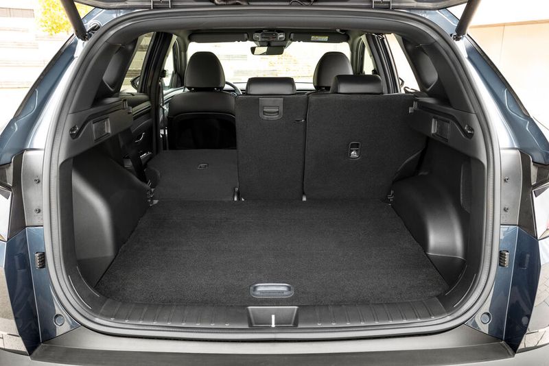 Das Kofferraumvolumen wuchs um 33 Liter auf 620 Liter. Liegen die Rücksitzlehnen (dreiteilig) flach, passen bis zu 1.799 Liter in den Tucson. (Bild: Hyundai)