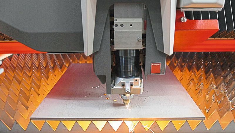 Die Schneidgeschwindigkeiten auf der Bystar Fiber steigen mit dem 12-kW-Laser durchschnittlich um bis zu 20 % (im Laserschneiden mit Stickstoff) im Vergleich zur bisher verfügbaren 10-kW-Laserquelle, betont der Hersteller. (Bystronic)