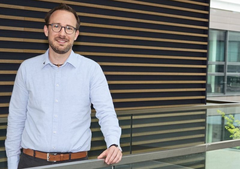 Wittenstein sammelt direkt an den Produktionsmaschinen riesige Mengen an Daten. „Die Herausforderung besteht darin, bei diesen großen Datenmengen das eine kleine interessante Muster zu finden“, so Dr. Alexander Wunderle. (Bild: Julia Baier)