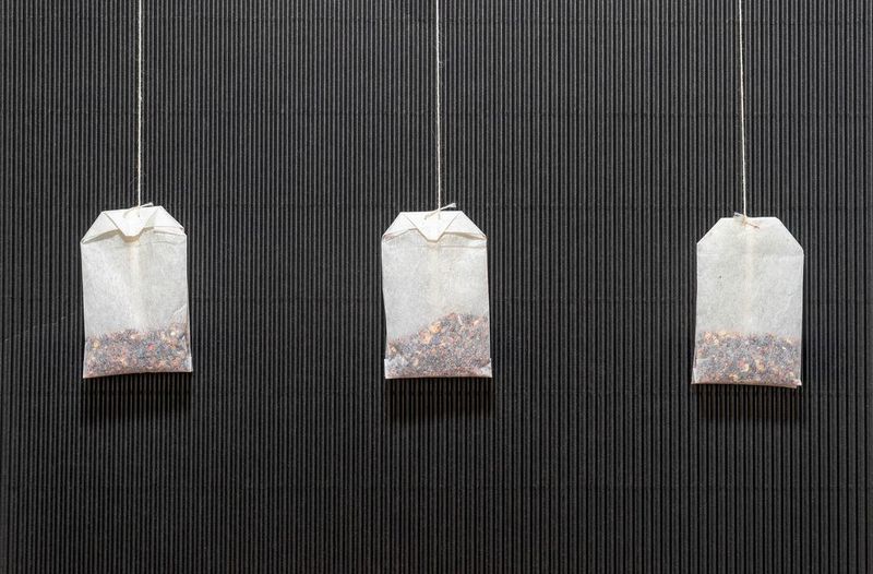 Auch der  Teebeutel ist patentiert: 1944 erfand Adolf Rambold den Doppelkammerteebeutel, der genähte Mullsäckchen und Papiertütchen ablöste, die häufig einen Beigeschmack hatten. Eine besondere Falttechnik machten aus einem rechteckigen Filterblatt ohne Kleber oder Klammern einen geschmacksneutralen Beutel. Der Erfinder Rambold, der als Techniker bei der Firma Teekanne beschäftigt war, entwickelte auch Hochleistungsmaschinen, die hunderte Doppelkammerteebeutel pro Minute produzieren und noch heute weltweit im Einsatz sind. (Bild: gemeinfrei)