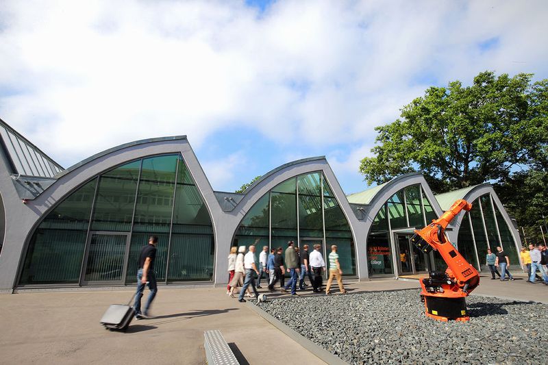 An beiden Standorten bietet das Unternehmen jetzt auch Schulungen am Leichtbauroboter LBR Iiwa an. (Bild: Kuka)