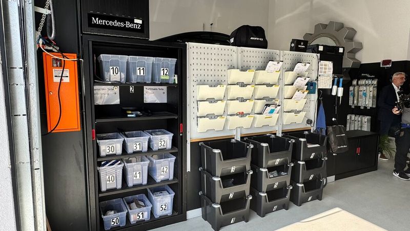 System und Struktur: Auftragsmappen und vorbereitete Ersatzteilkisten sorgen für reibungslose Arbeitsabläufe. (Bild: Schreiner – VCG)