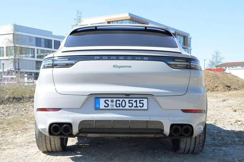 Gemessen an den wuchtigen Heckabschlüssen anderer SUV-Coupés kann man dem Cayennne durchaus formgestalterische Finesse attestieren. (Bild: Achter/»kfz-betrieb«)