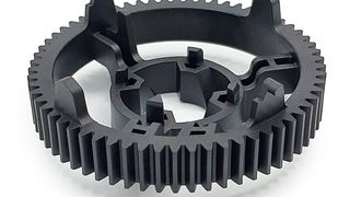 CRP Technology recycelt dieses Restpulver jetzt ohne Zugabe von Neuware zu Spritzgussgranulat. Aus Windform XT 2.0 IMG hergestellte Spritzgussteile sollen gleichwertig jenen Bauteilen sein, die additiv mit Windform XT 2.0 realisiert wurden.  (Bild: CRP Technology)