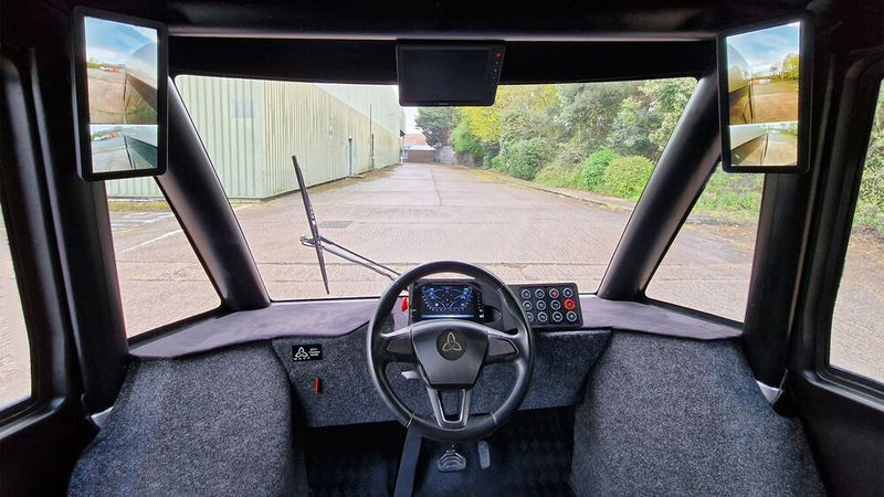 Er zeichnet sich durch die zentrale Fahrerposition aus. (Bild: Watt)