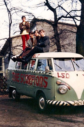 Die Scorpions haben eine besondere Verbindung zum VW Bulli: In einem T1 fuhren sie zu ihren ersten Konzerten. (Foto: Volkswagen)