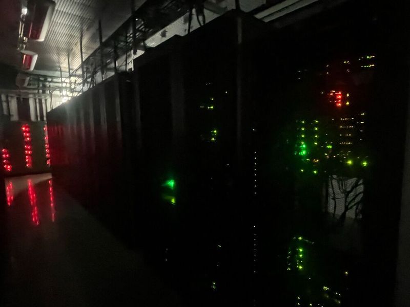 Die befüllten Racks und leuchtenden Server im Inneren des Datacenter. (Bild: Paula Breukel)