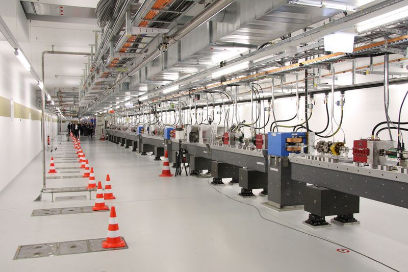 Der SwissFEL befindet sich in einem 740 Meter langen Tunnel und besteht aus Injektor, Linearbeschleuniger, Undulatoren und Messplätze. Für dieses Strecke braucht er 10 Femtosekunden oder 0,000 000 000 000 001 sec. (Sergio Caré / VBM)