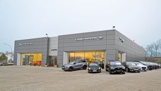 Das Jaguar-Land-Rover-Autohaus Anders in Meckelfeld hat jetzt einen fast doppelt so großen Showroom. Auch die Werkstatt ist größer, moderner und heller.  (Bild: Mauritz/»kfz-betrieb«)
