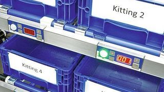 Erreicht ein Auftrag das Kit-to-Light-System, wird der Kommissionierer wegeoptimiert zu den Entnahmeplätzen geführt. Unter allen Behältern, in die kommissioniert werden soll, leuchten grüne Lampen auf. (Archiv: Vogel Business Media)