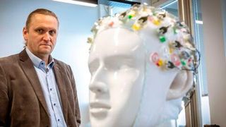 Forscher um Prof. Gernot Müller-Putz haben einen Roboterarm entwickelt, den Querschnittsgelähmte mit ihren Gedanken steuern können. (Bild: TU Graz)