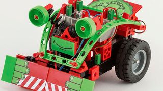 Aus mehr als 145 Bauteilen, dem fischertechnik Robotics-Modul, einem Spursensor, zwei Tastern, zwei XS Motoren und einem Batteriehalter für eine 9-Volt-Blockbatterie entstehen fünf verschiedene Mini Bots (Bild: Fischertechnik)