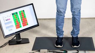 Auf einem Schachbrettmuster zeigt die Sensormatte an, wie stark welcher Bereich belastet wird.  (Rainer Bez Fraunhofer IPA)