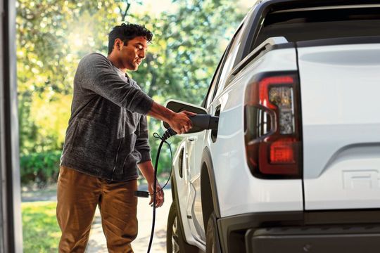 Die elektrische Reichweite soll oberhalb von 45 Kilometern liegen.(Bild:  Ford)