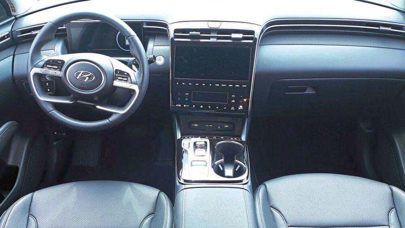 ... was für die diversen silbernen Schalter/Taster und Flächen nur bedingt gilt. Aber: Immerhin bietet der Tucson noch zahlreiche der praktischen „Helfer“, und man muss nicht wie bei anderen Modellen für diverse Grundfunktionen den umständlichen Touchscreen samt seiner diversen Untermenüs bemühen. Gelungen ist auch die Integration des nicht zu großen und nicht zu kleinen Screens in der Mittelkonsole. (Bild: Dominsky – VCG)