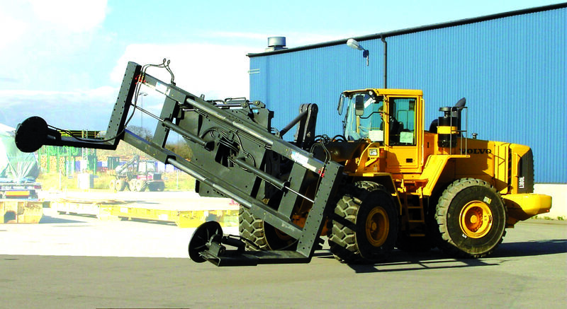 Anbaugerät  zum Drehen und Positionieren  riesiger Muldenkipperräder. Bild: Kaup (Archiv: Vogel Business Media)