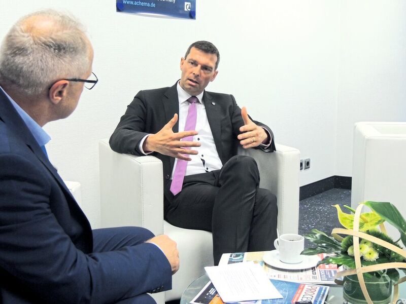 Covestro-CEO Dr. Markus Steilemann (rechts) auf der Achema - im Gespräch mit Process-Chefredakteur Gerd Kielburger. (Ulla Reutner)