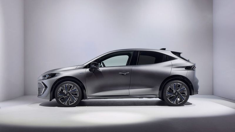 Die Dimensionen wachsen beträchtlich: Das Fahrzeug streckt sich um 7 Zentimeter auf 4,12 Meter Länge und um 4 Zentimeter auf 1,77 Meter Breite. Der um 8 Millimeter verlängerte Radstand (2,59 Meter) ermöglicht Räder bis 18 Zoll.  (Bild: Renault)