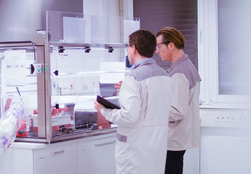 Florian Leinenkugel, Digital Project Lead und Simon Leutz, Leiter QC / QA Laboratory bei DSFP Charlottenburg (Bild: , Bayer)