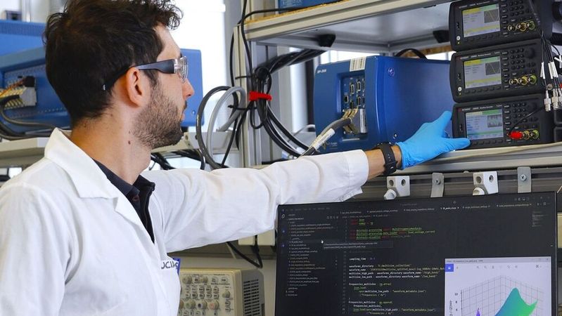 Laboraufbau zur computergestützten Echtzeit-Impedanzmessung an einer Lithium-Ionen-Batteriezelle zur Analyse des Zustands.(Bild:  Fraunhofer)