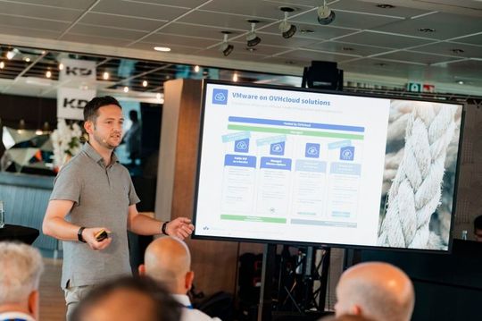 Eike Vomberg, Product Marketing Lead der Region Zentraleuropa, stellte die Produktroadmap von OVHcloud detailliert vor.(Bild:  Patrick Hess)