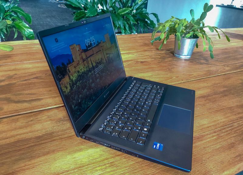 Das 14-Zoll-Display des Dynabook Portégé X40-K ist in einen schwarzen Rahmen gefasst. Es liefert eine Auflösung von 1.920 x 1.080 Pixel. (Bild: Vogel IT-Medien)