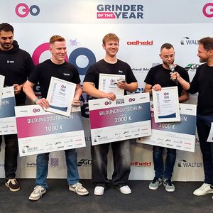The finalists are delighted with their education vouchers after the awards ceremony (from left to right: Arman Hamidi, Laurin Mink, Max Bergner, Fabio Schoppet, Tobias Witton) (Source:  KS Komm)