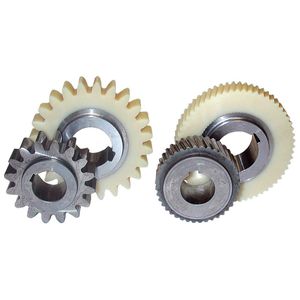 Bild 1: Standard- (a) und optimierte Verzahnungsgeometrie (b). Die Optimierung umfasst einen deutlich größeren Eingriffswinkel, verkürzte Zähne und Schrägverzahnung.