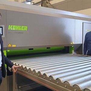 Michel van Heeswijk von Hevami Oppervlaktetechniek (links) und Remco de Fauw,  Leiter der Abteilung für technische Dienstleistungen und Prozessinnovation bei Mueller,  an der elektromechanischen Präzisionsrichtmaschine Peak Performer von Kohler.(Bild:  Mueller)