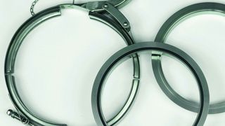 FLW-Klemmverbindung als Spannband mit Schnellverschluss und Sicherung (inkl. Spannvorrichtung am Gelenk sowie einmontierten Profilsegmenten); Nut- und Federflansch mit eingelegtem O-Ring (Bild: Linnemann)