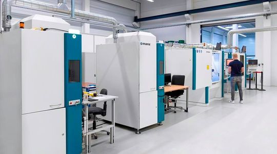 Manz hat in Reutlingen sein neues Laser Application Center eröffnet. Die Ausrüstung fokussiert sich auf alles, was mit dem Laserschweißen zu tun hat. Manz unterstützt damit alle, die vorab wissen wollen, wie sie eine Laserschweißaufgabe am prozesssichersten lösen können. Manz hat in Reutlingen sein neues Laser Application Center eröffnet. Die Ausrüstung fokussiert sich auf alles, was mit dem Laserschweißen zu tun hat. Manz unterstützt damit alle, die vorab wissen wollen, wie sie eine Laserschweißaufgabe am prozesssichersten lösen können.