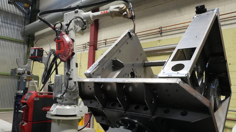 Müller Martini Manufacturing aus der Schweiz hat seinen Maschinenpark mit einer Robotik-Lösung von ABB erweitert, die mit bis zu neun Achsen automatisiert schweißt. (Bild:  ABB)