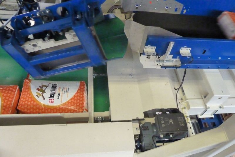 Angetrieben von mehreren dezentral gesteuerten Getriebemotoren sortiert ein hochdynamischer Manipulator einzeln die Säcke, die im Eiltempo per Förderband angeliefert werden. (Bild: Getriebebau Nord)