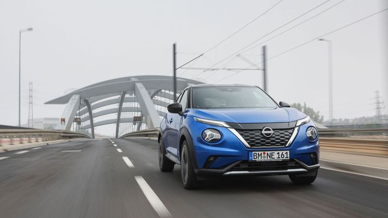 Der Hybrid stellt mit 105 kW/143 PS schon die stärkste Antriebsoption für den Juke dar. Der beim Vorgänger noch lieferbare 1,6-Liter-Turbo mit 147 kW/200 PS ist Geschichte. Mit 10,1 Sekunden von 0 auf 100 km/h kann der Antrieb mit dem knackigen Äußeren leider nicht mithalten. Und die Höchstgeschwindigkeit liegt mit 166 km/h sogar noch unter der des Einstiegsmotors mit drei Zylindern. Auf der linken Spur der Autobahn wird man den Juke Hybrid selten sehen. (Bild: Nissan Sales CEE)