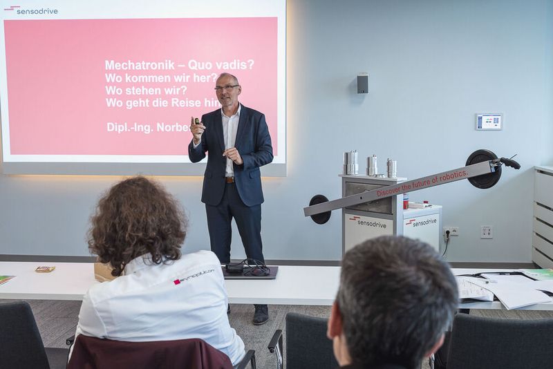 Unter dem Motto „Power of Electronics” versammelten wir am 18. und 19. Oktober 2022 sechs Elektronikkonferenzen in Würzburg: Entwicklerforum Leistungselektronik, DC/DC-Wandler-Tag, Schaltnetzteiletag, Batteriepraxis Forum, Praxisforum Elektrische Antriebstechnik und Cooling Days. Auch 2023 findet Power of Electronic statt. Merken Sie sich bereits jetzt den Termin vor: 17. bis 18. Oktober 2023.  (Bild: Stefan Bausewein )