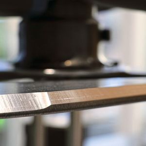 ...die hohe Oberflächenqualität sucht Ihresgleichen, wenn es um Sichtkanten geht. Das punktet auch, wenn die Kanten für das Pulverbeschichten oder Lackieren angefast werden sollen, oder wenn Grate zu entfernen sind, betont Trumpf.(Bild:  Trumpf)