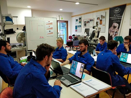 Eine der beiden Studien hat untersucht, wie sich Hitzewellen auf die Gesundheit von Industriearbeitern auswirken. Daher wurde nicht nur die Temperatur kontrolliert, sondern die Teilnehmer mussten auch Uniformen tragen und mehrere Stunden am Tag technische Aufgaben erledigen. (Bild:  © Leonidas Ioannou)