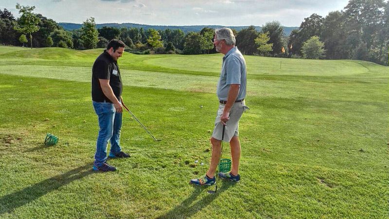 Channel Manager Emrullah Ueretmen im 1on1 mit Head Pro und PGA Ausbilder Martin Spieckerhoff. (Aagon)