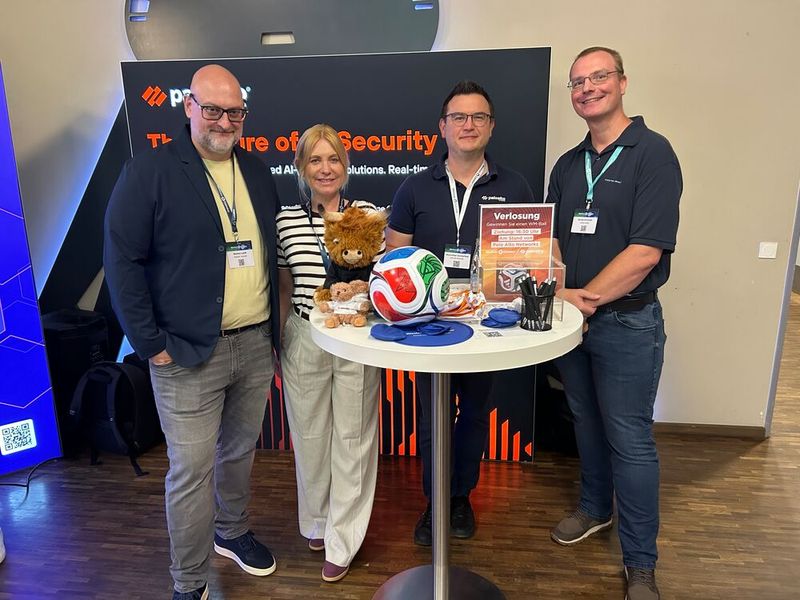 Am Stand von Palo Alto Networks mit (v. l.) Markus Lubik und Sandra Schneikart (beide Westcon-Comstor), Maximilian Sonderfeld (Palo Alto Networks) sowie Daniel Schmidt (Telonic)  (Bild: Vogel IT-Medien)