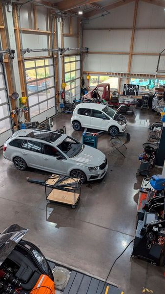 Ein schicker Neubau auf der grünen Wiese bringt alle Voraussetzungen für einen perfekten Kfz-Service mit. Bewusst hat sich Michael Hager für eine Hallenkonstruktion mit viel Holz entschieden. Es wirkt wärmer als Stahl – schließlich verbringen er und sein Team hier jeden Tag viele Stunden.  (Bild: Dominsky – VCG)