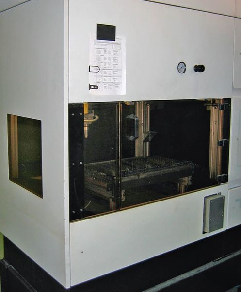 Eine komplette Umhausung der Laserzelle ermöglicht ein sicheres Arbeiten mit dem Laser; der Prozess kann dabei durch Laserschutzfenster beobachtet werden. (blz)