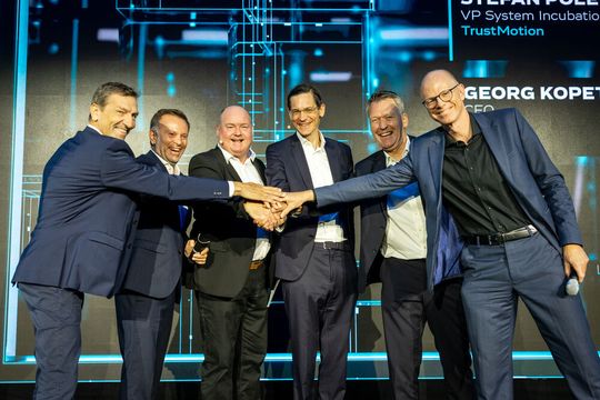 Bild 1: In Wien wurde die Gründung des neuen Vereins „The Autonomous – Globale Plattform für sichere autonome Systeme und Robotik“ offiziell (von links nach rechts): Dr. Stefan Poledna (TrustMotion), Eric Mazzoleni (Qualcomm), Ricky Hudi (The Autonomous), Georg Kopetz (TTTech), Lars Reger (NXP) und Peter Schäfer (Infineon).(Bild:  Christian Steinbrenner)