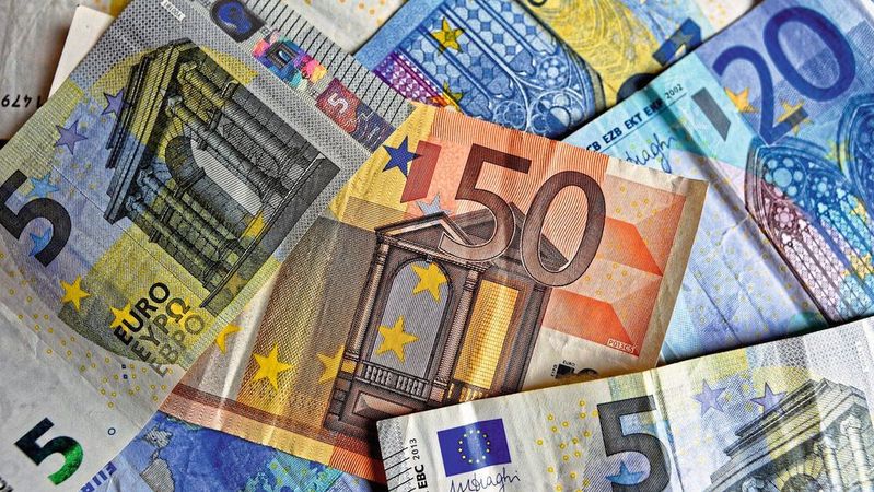 Im Schnitt 50 Euro monatlich mehr erhalten ab März 2021 die Auszubildenden im Kfz-Gewerbe in Nordrhein-Westfalen.(Bild:  gemeinfrei /  Pixabay)