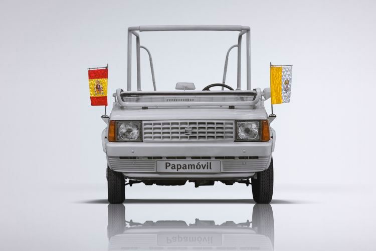 Vom 31. Oktober bis zum 9. November 1982 besuchte Papst Johannes Paul II. erstmals Spanien. Eigens für diesen Besuch wurde innerhalb von nur 15 Tagen ein Panda zum „Papamobil“ umgebaut. Die Sonderanfertigung kommt mit einigen Auffälligkeiten daher ... (Bild: VISTADIFERENT.SL)