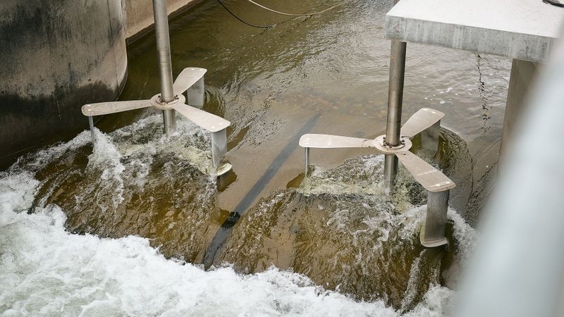 Herkömmliche Wasserkraftanlagen gibt es in den unterschiedlichsten Größen – von großen Infrastrukturprojekten, die Staudämme, eine gewisse Fallhöhe und umfangreiche Technik erfordern, bis hin zu Kleinwasserkraftanlagen, die in der Regel das natürliche Strömungsverhalten ausnutzen und nur einen Bruchteil der verfügbaren Energie erfassen können. Emily Morris und Thorsten Stoesser haben einen wichtigen Beitrag in diesem Gebiet geleistet: Ihre modulare, kanalbasierte Technologie ermöglicht die zuverlässige Stromerzeugung ohne wesentliche Eingriffe in bestehende Wasserwege und ohne größere Bauarbeiten. (Bild: EPO)