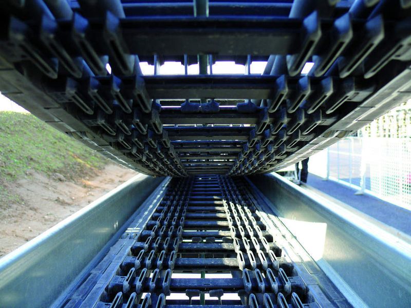 5 Neue Rollen-Energiekette „P4“:  Auf einer 125 Meter langen Außentestanlage auf dem igus-Firmengelände wurden Tests mit Geschwindigkeiten bis zu 10 m/s dauerhaft betriebssicher absolviert. (Archiv: Vogel Business Media)