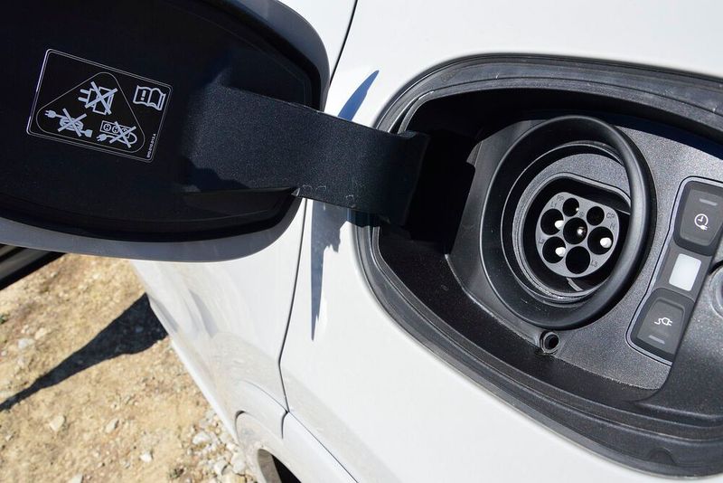 Die Traktionsbatterie lässt sich nur mit Wechselstrom aufladen. Die Ladeleistung beträgt 3,7 kW, gegen Aufpreis gibt es maximal 7,2 kW. (Bild: Achter/»kfz-betrieb«)