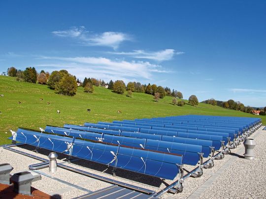 Parabolrinnen-Kollektoren konzentrieren die Sonnenstrahlung auf ein von Wasser durchströmtes Absorberrohr und erhitzen das Wärmeträgermedium auf bis zu 112 °C. Die Kollektoren verwerten Direktstrahlung, nicht aber Diffusstrahlung. (Bild:  Emmi)